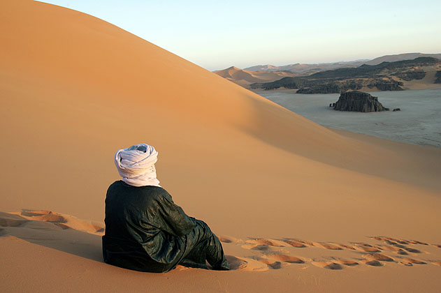 Paysage saharien évoquant l'imaginaire des déserts d'Afrique du Nord