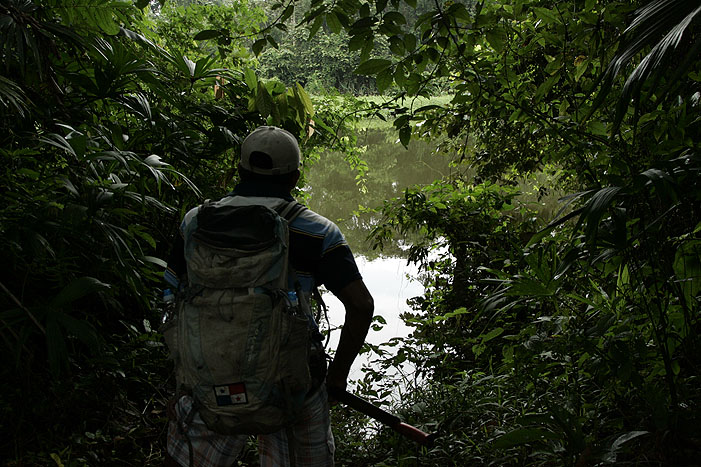 Guide Emberá ouvrant le passage à la machette dans le Darién
