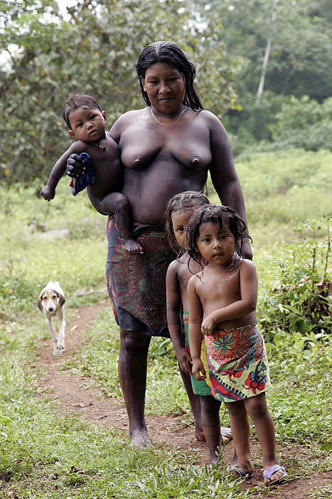 Femme emberá en tenue traditionnelle au Panama