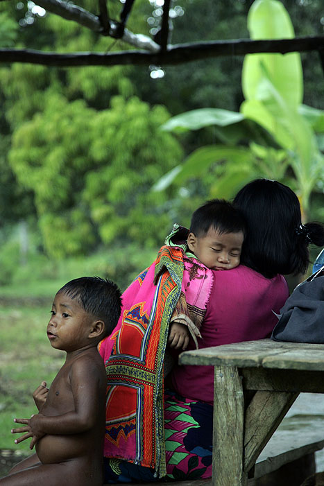 Enfant emberá dans le village de Villa Kerecia