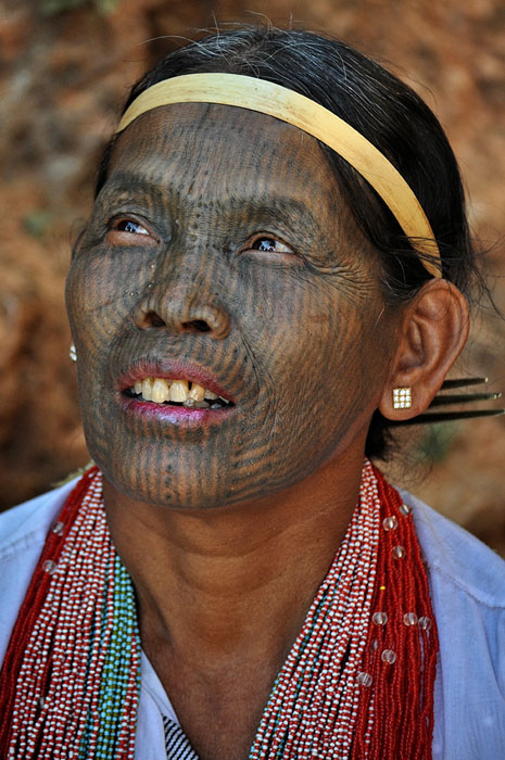 Femme de l'ethnie Chin au visage tatoué