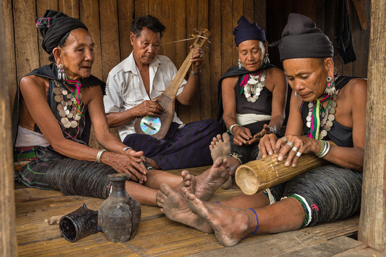 Femme Kayan portant des anneaux traditionnels