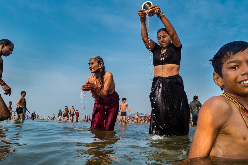 Bain rituel en famille dans le Gange © David Ducoin