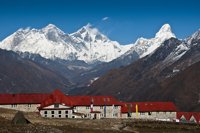 Vue sur une montagne avec monastère au Népal
