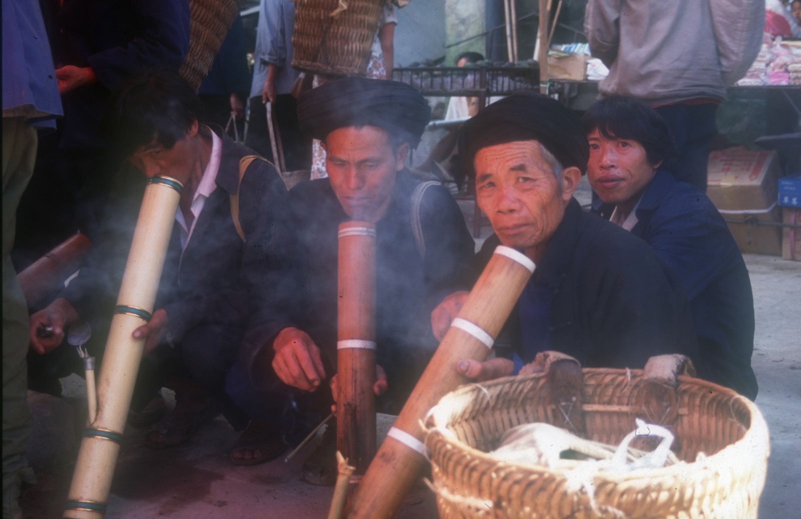 Hommes de l'ethnie Yi lors d'un marché du Sud Yunnan