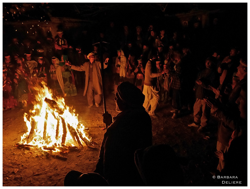 Peuple kalash autour du feu