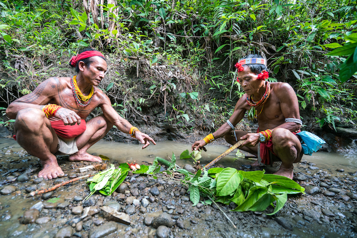 Chamans mentawaï en forêt © Marinus Van Breugel