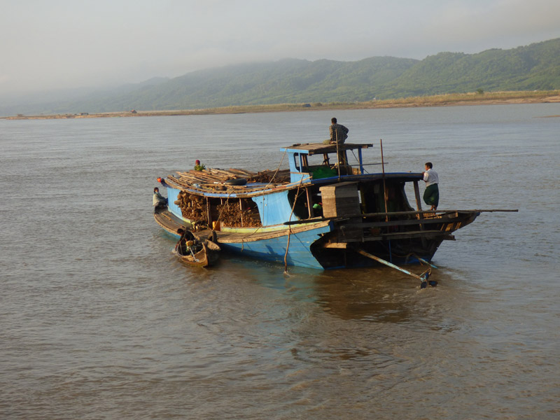 Bateau naviguant sur le fleuve Irrawaddy