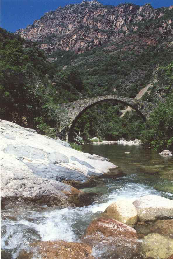 Pont génois d'Ota, en Corse