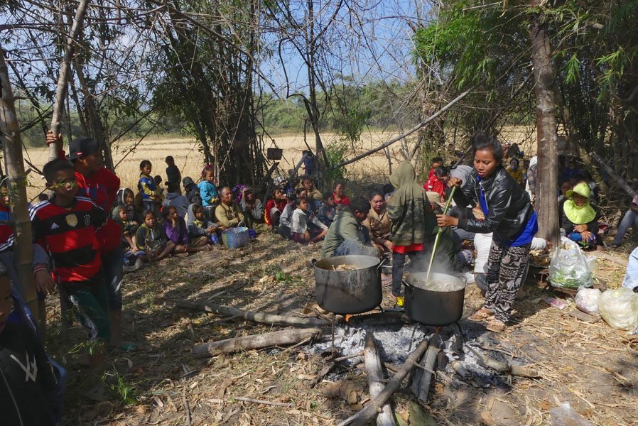 Repas traditionnel festif dans la campagne laotienne © André Villon