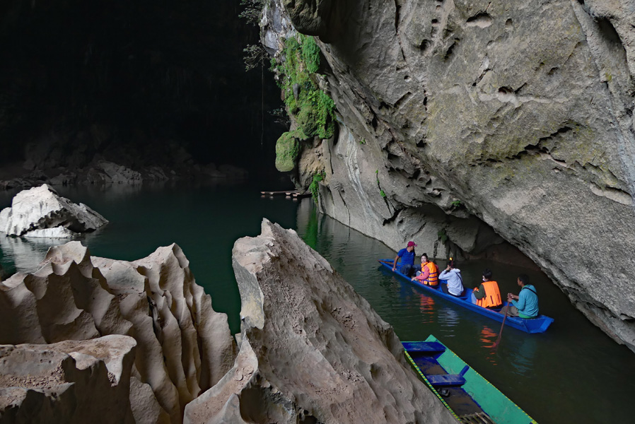 Grotte-tunnel de 11 km traversée par la rivière Xé Bang Fai © André Villon