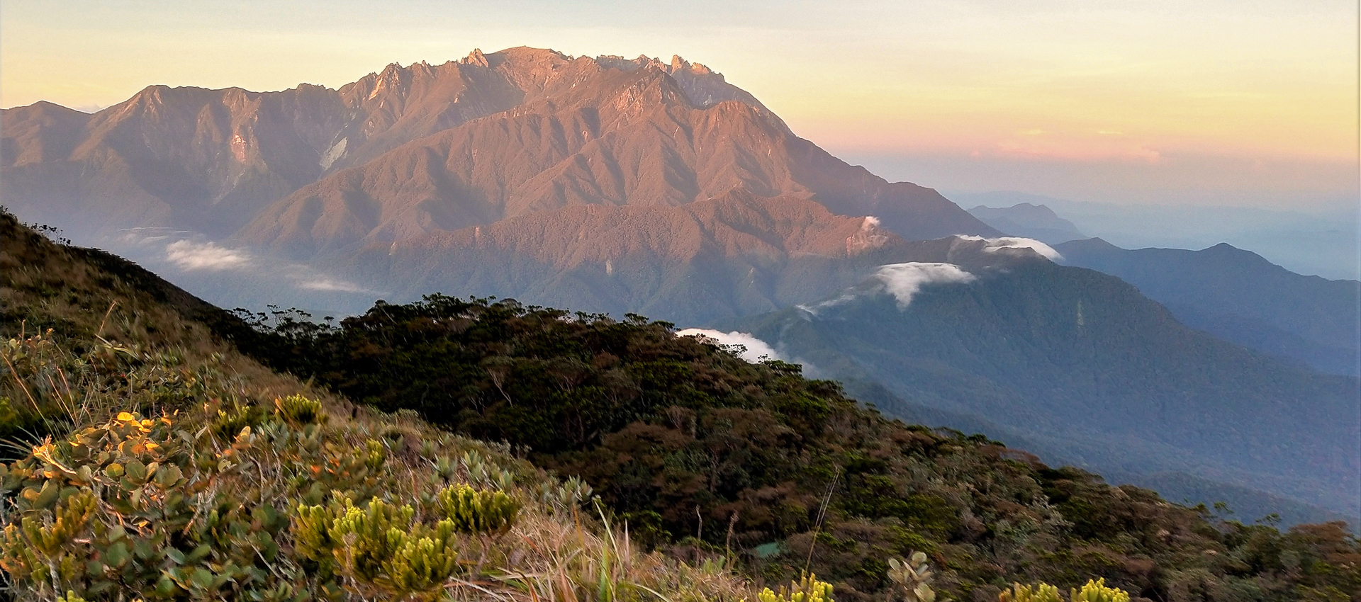 Mont Kinabalu et deux autres sommets au nord de Bornéo Tamera