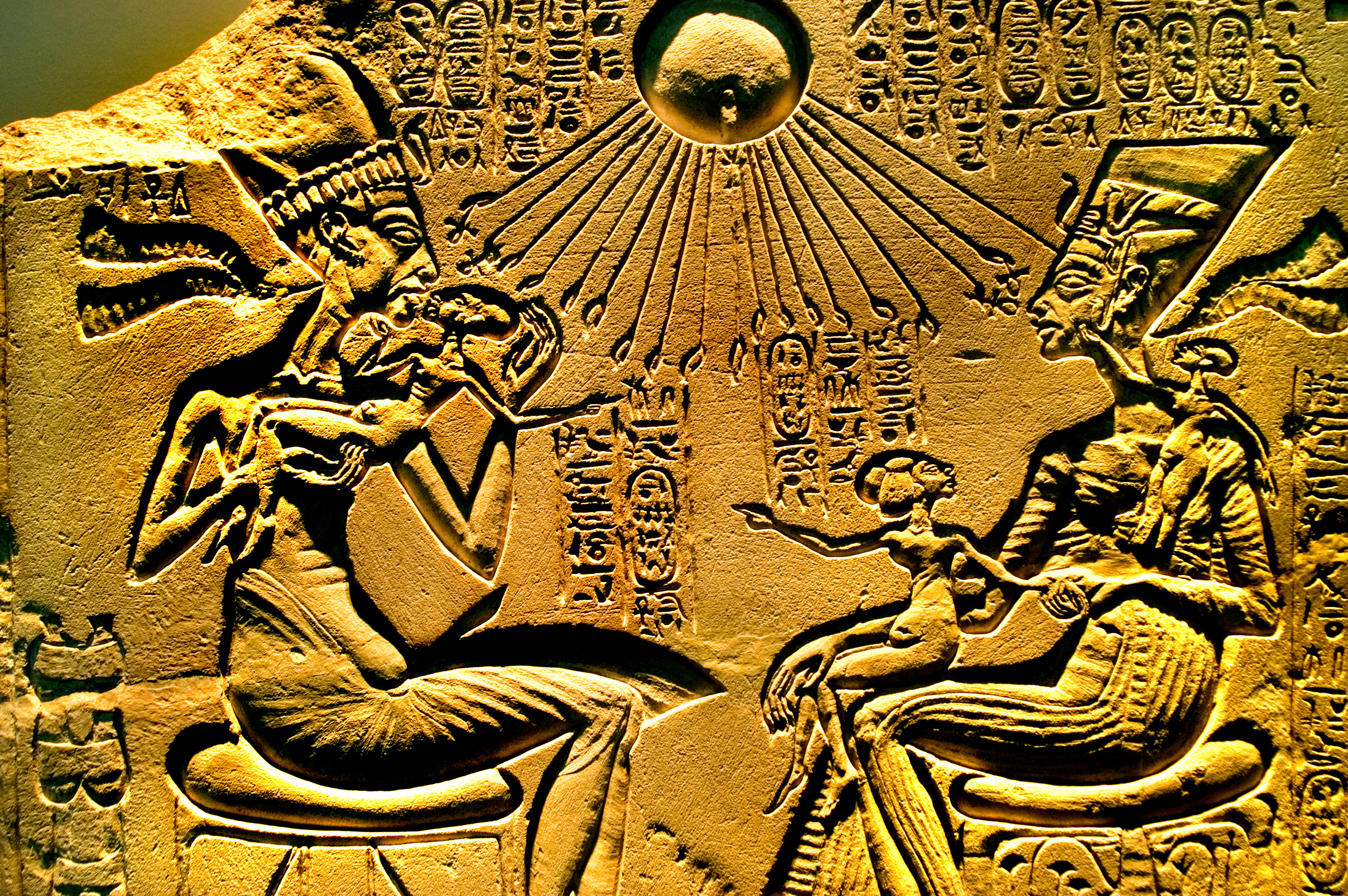 Le Pharaon Akhenaton et la reine Néfertiti dans un moment intime avec trois de leurs filles sous les rayons vitaux du Dieu soleil Aton. Musée de Berlin