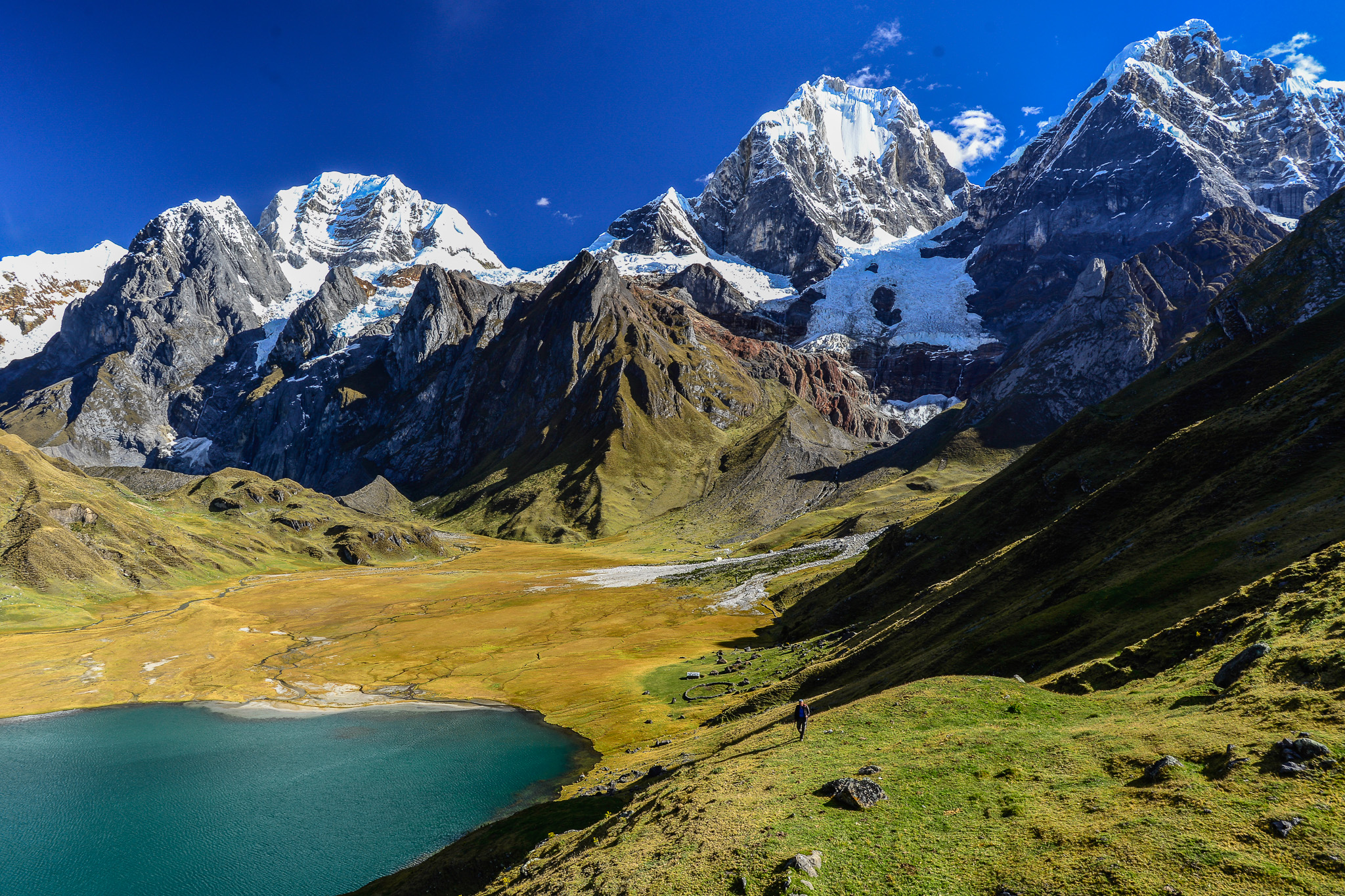 Lac d'altitude le long de la cordillère Huayhuash au Pérou