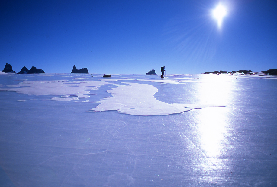 Skieur en Antarctique en terre de la reine Maude