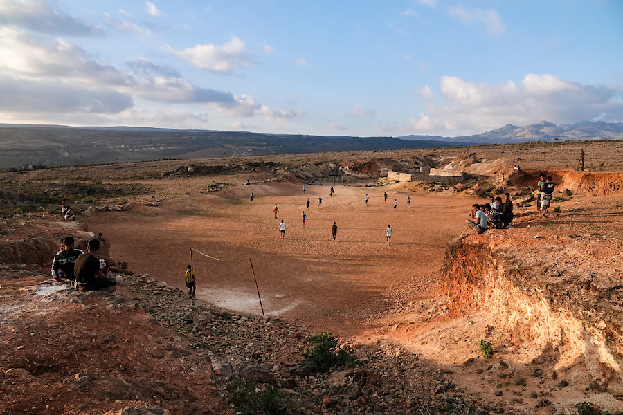 Enfants qui jouent à foot dans la vallée