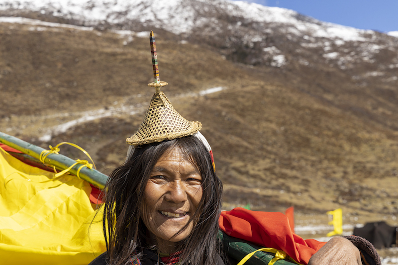 Femme bhoutanaise avec chapeau en bambou
