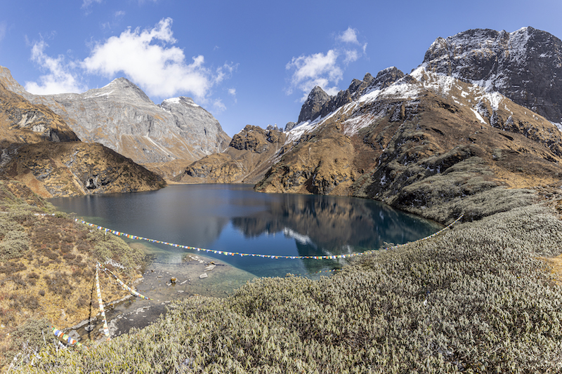 Lac entouré de drapeaux de prières au Bhoutan