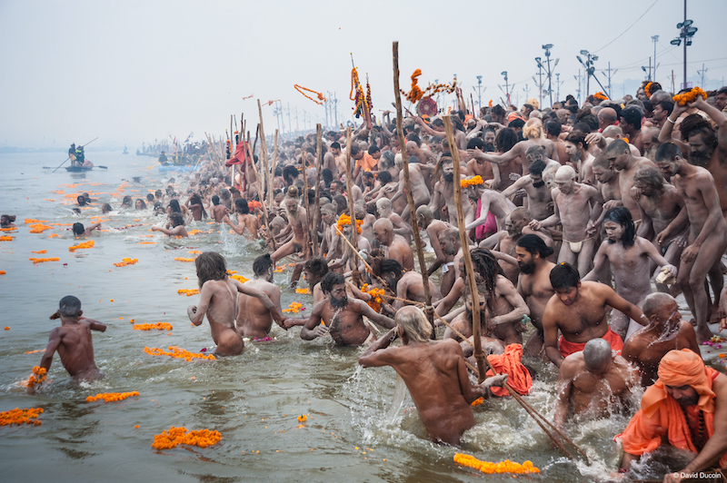 Bain des naga sadhus à la Kumbh Mela © David Ducoin