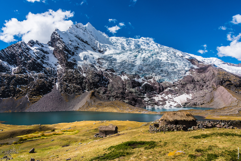 La lagune Puca Cocha du col Arapa pendant le trek de l’Ausangate au Pérou