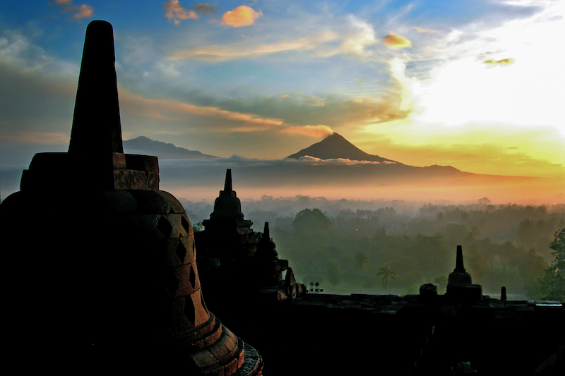 Temple de Borobudur devant le volcan Merapi © Aneka Kartika