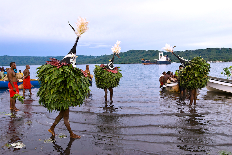 Danseurs avec masques Tolaï © Philippe Gigliotti