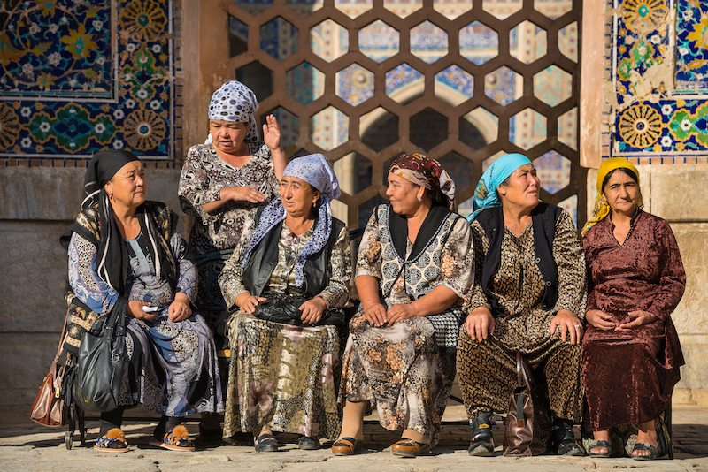 Ouzbèkes et medersa Sher-Dor © Marc Dozier