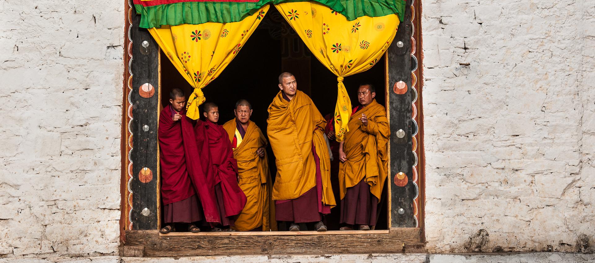 Moines dans un monastère au Tibet © David Ducoin