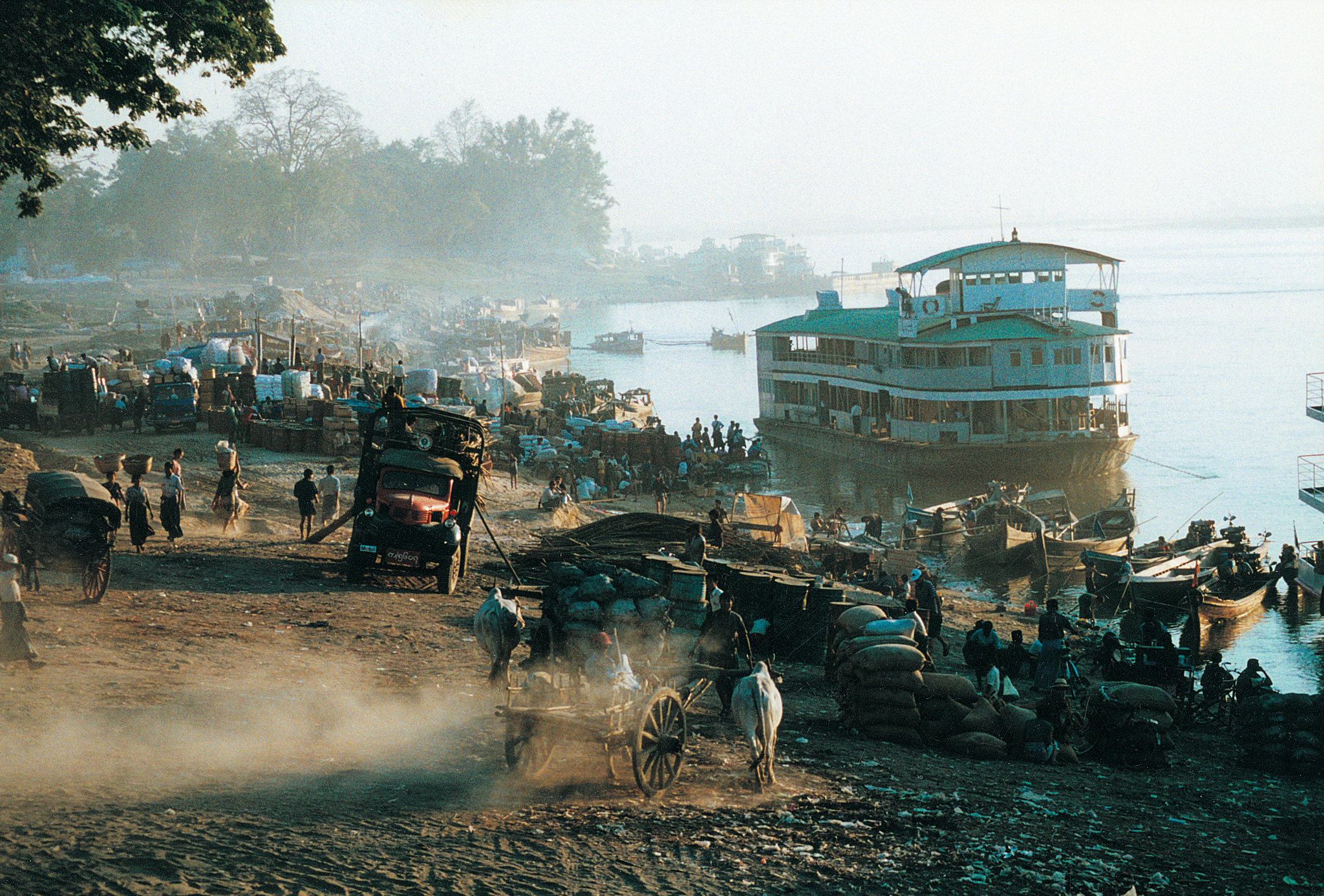 Rive du fleuve Irrawaddy en Birmanie
