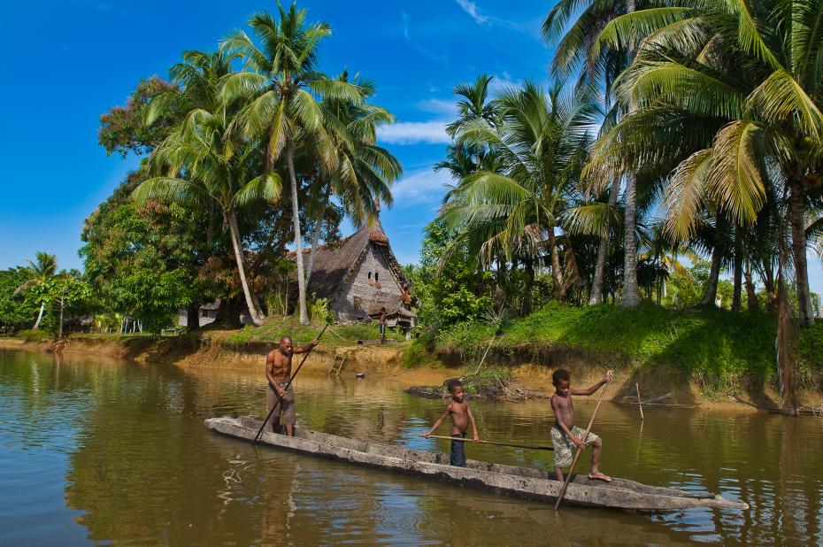 Pirogue sur le fleuve Sepik