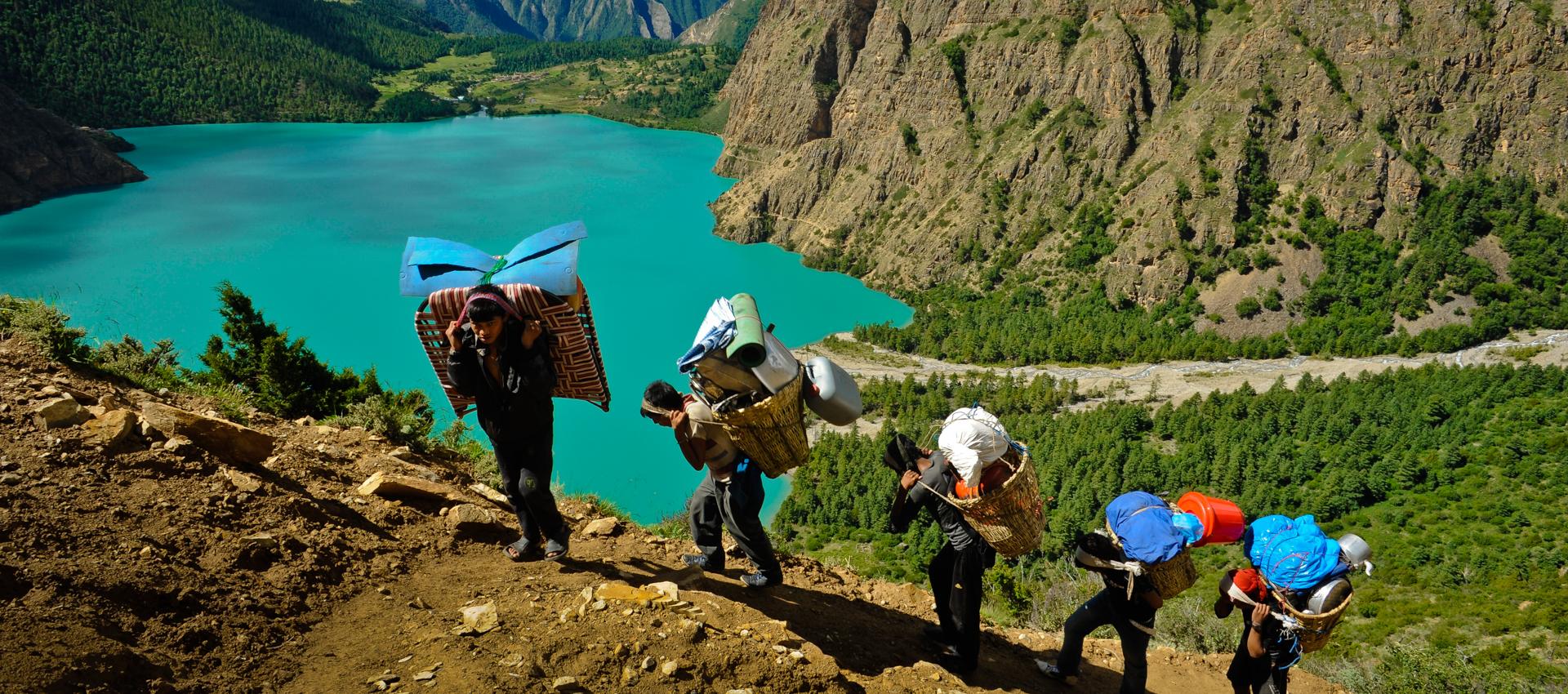 Le lac Phoksumdo au Dolpo au Népal