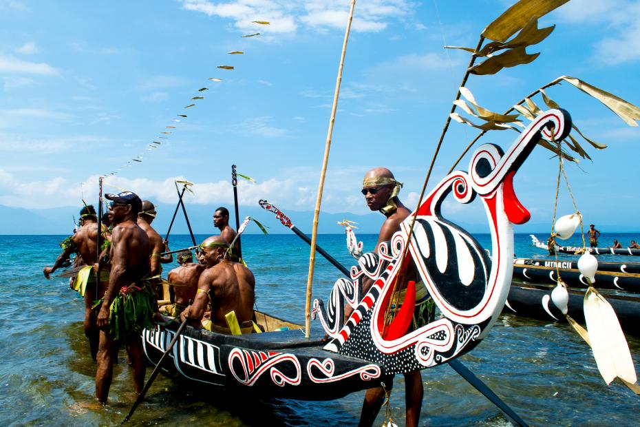 Course de pirogues en mer en Papouasie-Nouvelle-Guinée