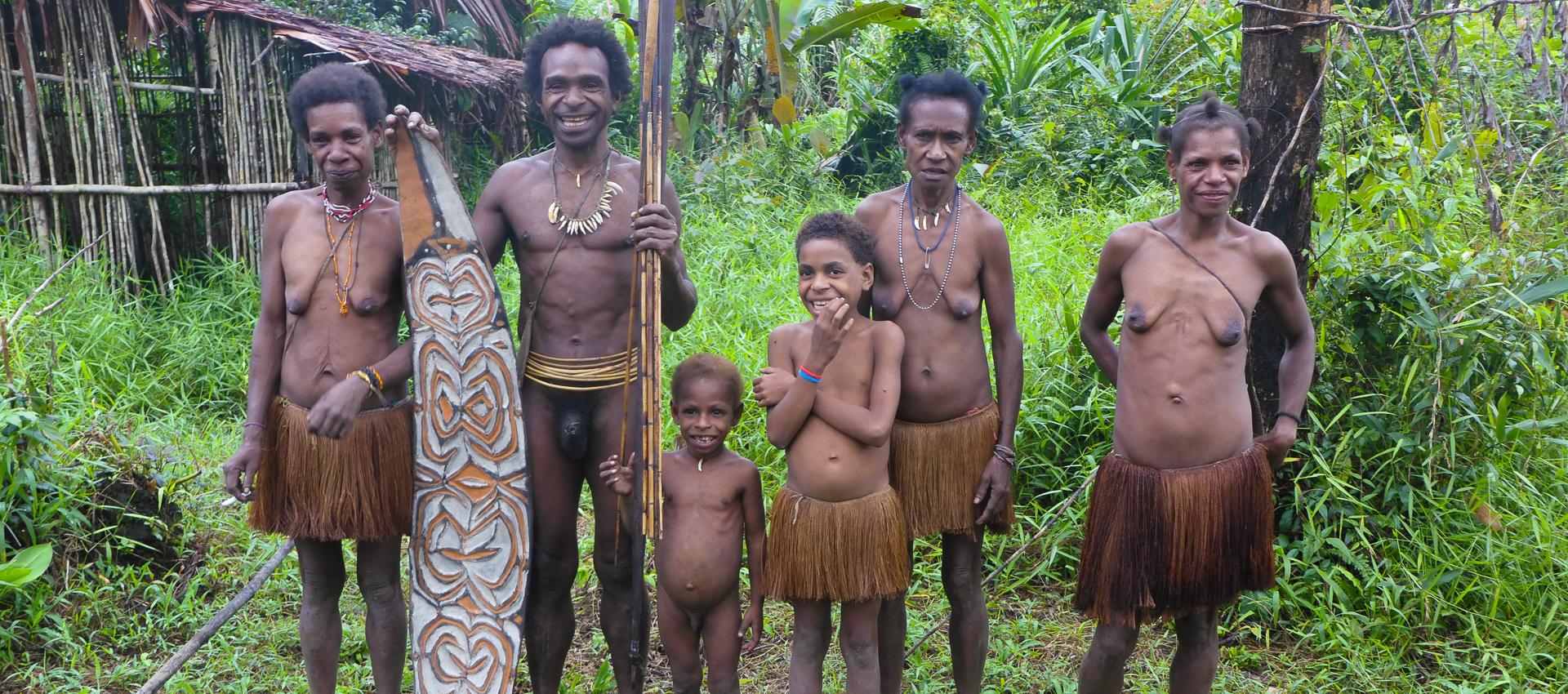 Rencontre des Dani et des Korowai de Papouasie indonésienne 
