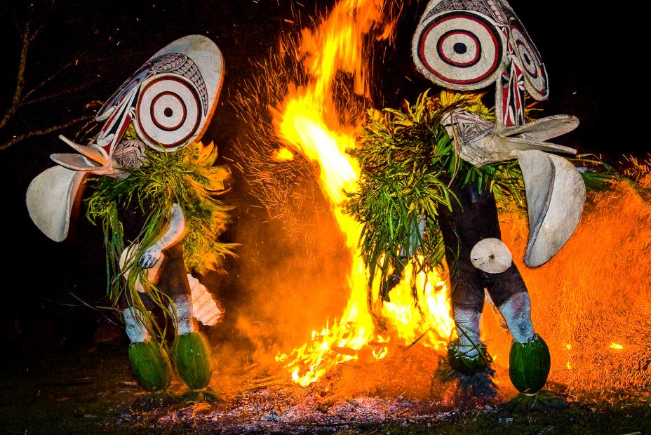 Danse du feu des Baining en Papouasie-Nouvelle-Guinée