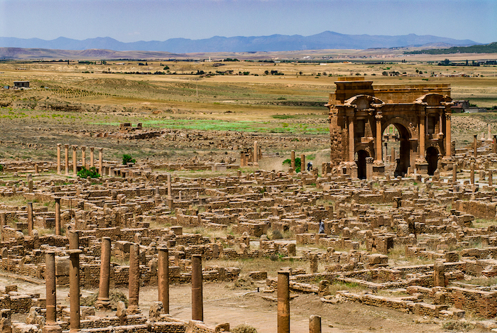 Timgad - l'arc de triomphe de Trajan en Algérie