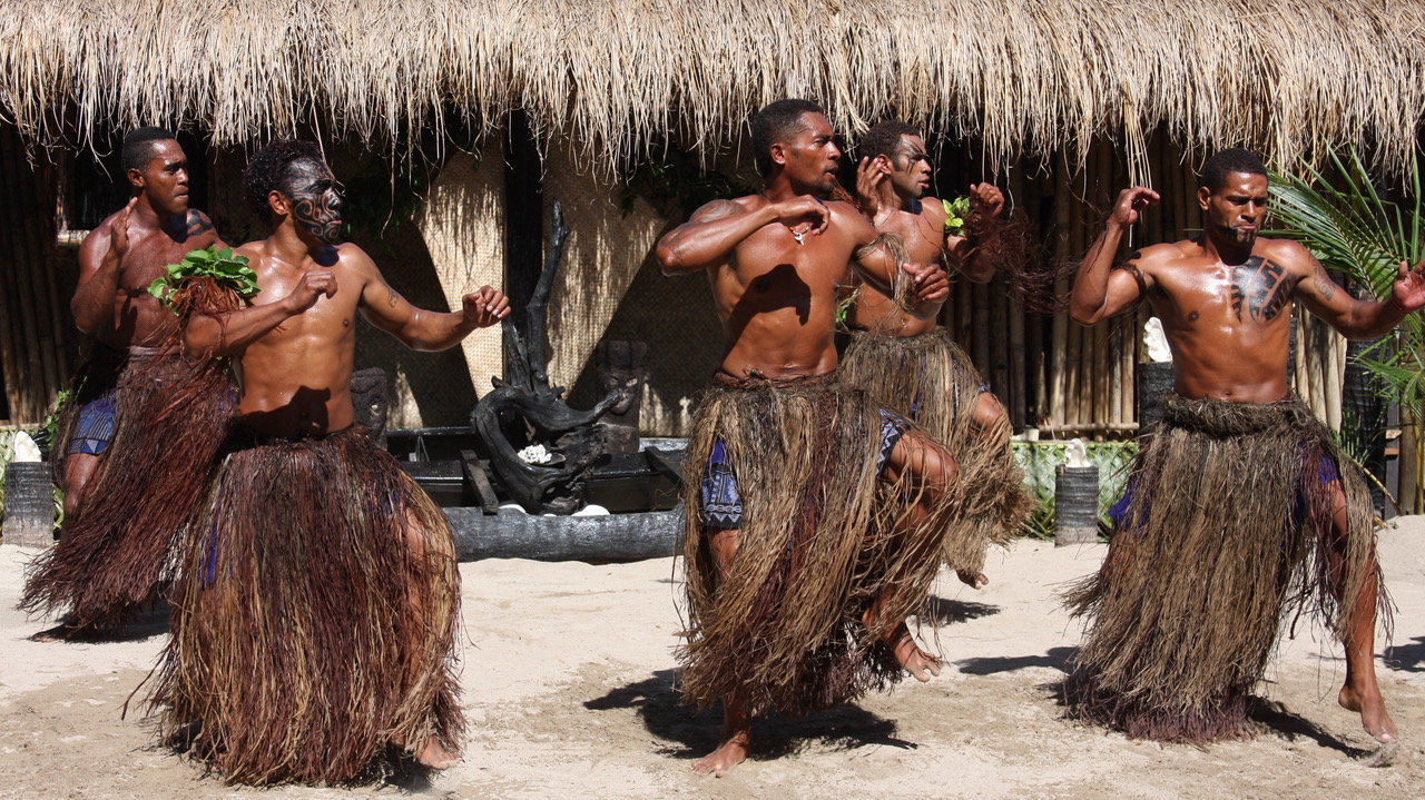Danse traditionnelle meke dans les Fidji © Nadezda Zavitaeva