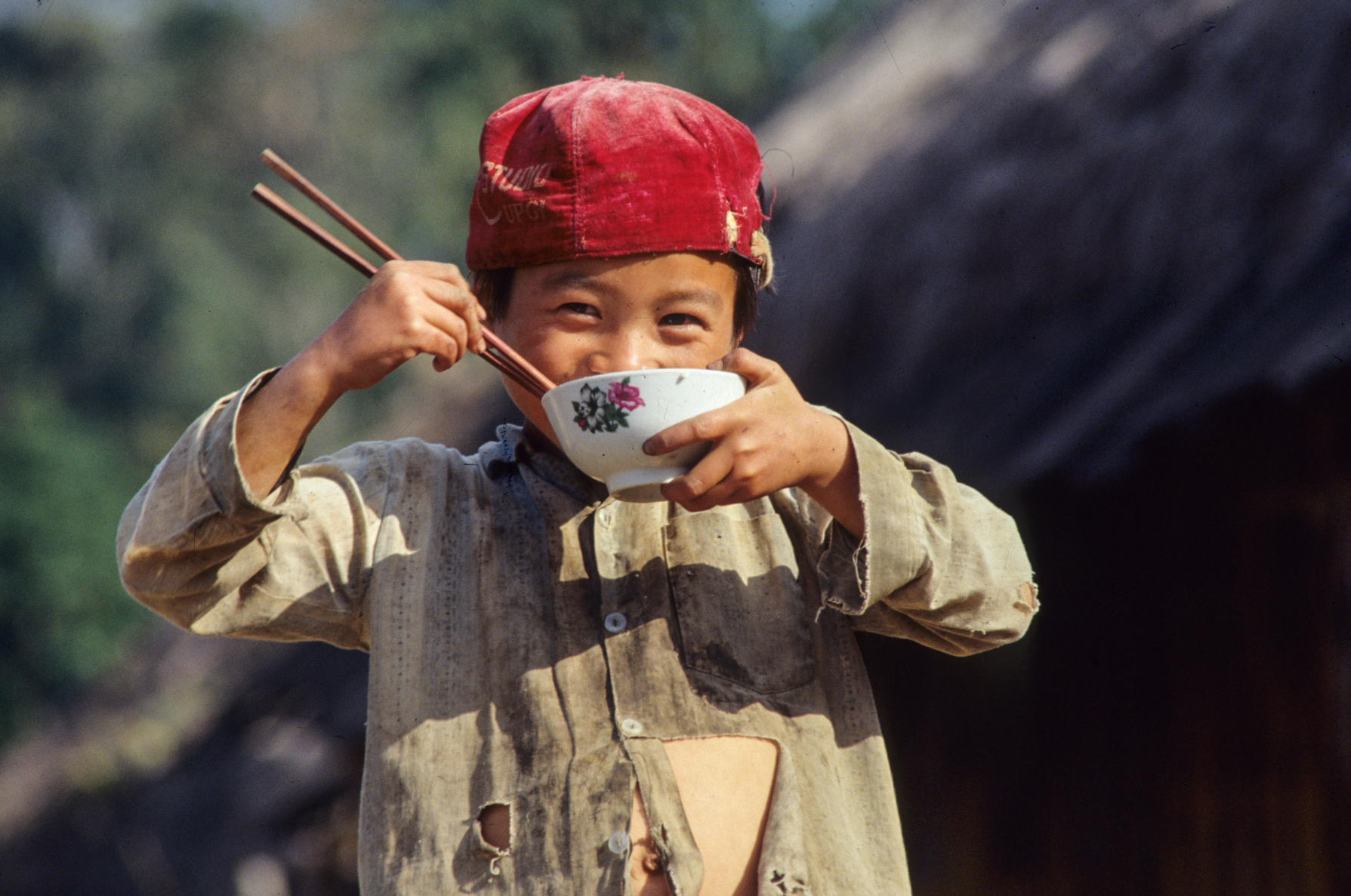 Enfant vietnamien et son bol de riz