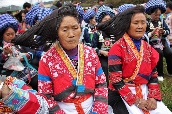 Femmes miao durant la fête du roi de bambou au Guizhou © Marie-Paule Raibaud