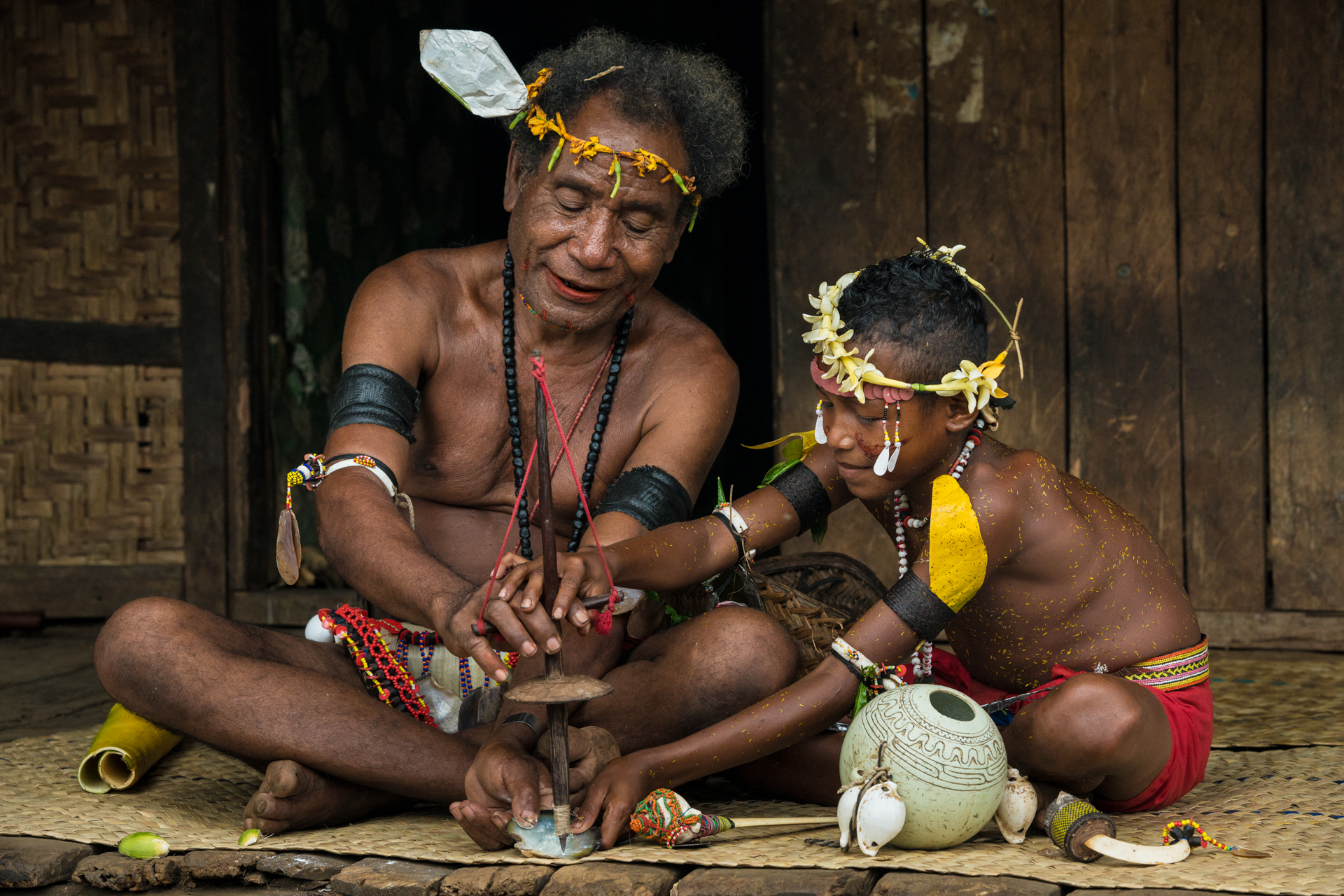 Chef d'un village des îles Trobriand et son fils