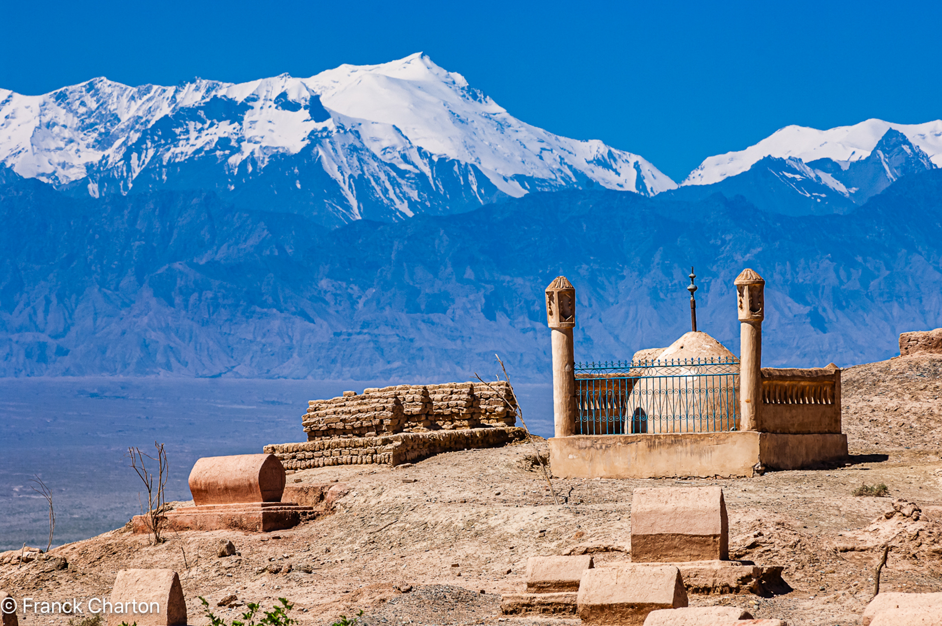 Paysage de l’ouest du Xinjiang, avec les Montagnes Célestes dans le fond. Copyright : Franck Charton