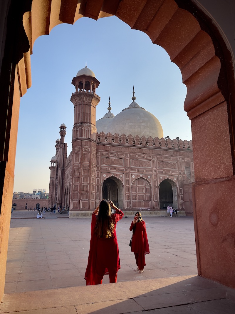 femme pakistanaises devant une mosquée