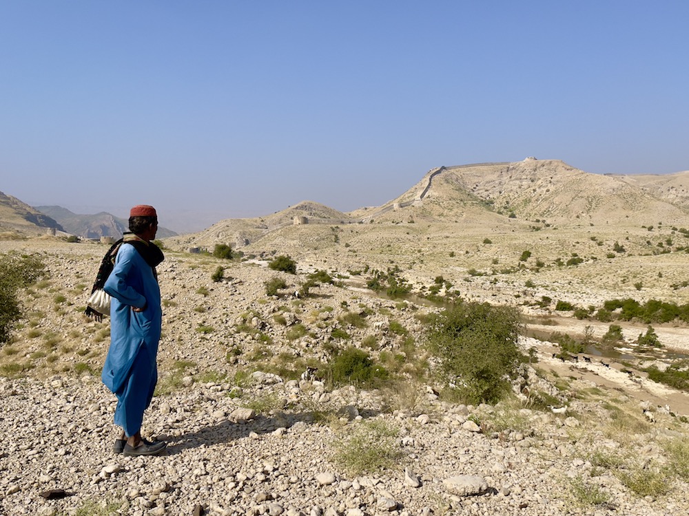 Pakistanais devant paysage