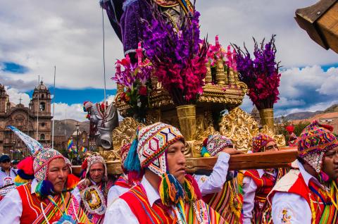 Place d’Armes de Cusco pendant le Corpus Christi au Pérou