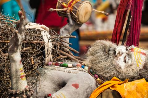 Un pèlerin sadhu à la Kumbh Mela d'Allahabad en Inde