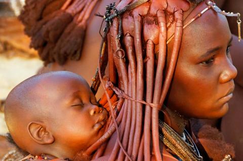 Femme himbas et son bébé en Namibie