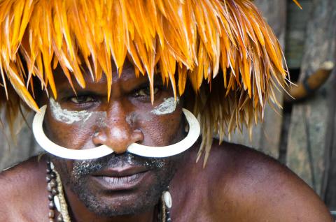 Homme Korowai de Papouasie indonésienne