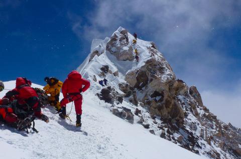 Attente sous l'antécime du Makalu au Népal