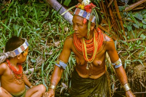 Femme et enfant mentawaï sur la rivière en Indonésie