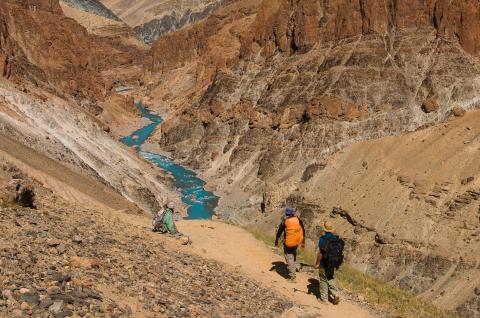 Trek le long de la rivière Tsarap au Zanskar en Inde