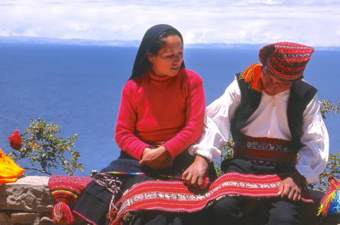 Couple sur l'île de taquilé, Pérou